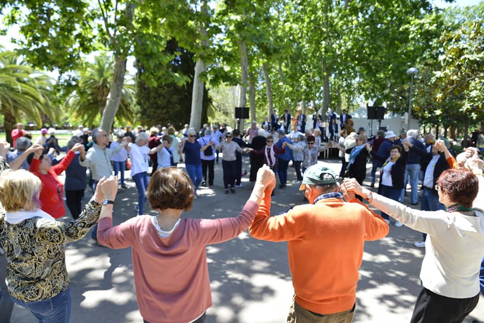 APLEC SARDANISTA 2025! 

Encara no balles sardanes? No és només música. No és només dansa. És una rotllana que abraça generacions.

El diumenge 8 de juny, Cornellà acollirà el 56è Aplec de la Sardana, al parc de Can Mercader, amb cinc hores ininterromupdes de sardanes. Una memòria viva que es balla, es toca i es canta.

En aquesta trobada, actuaran diverses cobles, com, per exemple, La Principal del Llobregat, Mediterrània, Sant Jordi, Reus Jove, La Flama de Farners i Neus Mar.

I, abans, el divendres 6 de juny, a les 21.30 h, el Patronat Cultural i Recreatiu acollirà el concert i relat 'Trencadís'. 

Recorda:

📆 Divendres 6, a les 21.30 h, al 📍 @patrocorn 
📆 Diumenge 8, d'11 a 16 h, al 📍 Parc de Can Mercader (i si plou, al pavelló de l’Escola l’Areny).

#AplecCornellà2025 #CornellàÉsCultura #56Aplec #MúsicaAmbArrels #JoBalloSardanes @agrupacornella