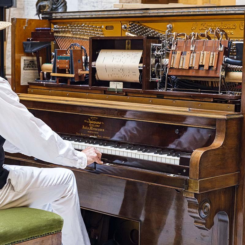Sona, sona la pianola... 🎶 I de sobte, el temps s’atura.

Aquest 20 de juliol, deixa’t portar pel so màgic d’una pianola autèntica al Museu Palau Mercader. Descobreix els secrets del seu funcionament i deixa’t sorprendre com la música pren vida... sense mans.

Aprofita per passejar lliurement per la planta noble 🏛  del palau. Amb els teus auriculars i l’audioguia al mòbil, cada racó et parlarà.

🕰️ D’11.15 a 13.15 h
🎟 Activitat gratuïta
📍 Vine, escolta, sent.

ℹ️T’expliquem tot a l’enllaç de la bio 👆!

#queferacornella #cornella #cornelladellobregat #ajuntamentcornella #queferenfamilia @ambcdecornella @magradacornella @turismebaixllobregat @museuscornella
