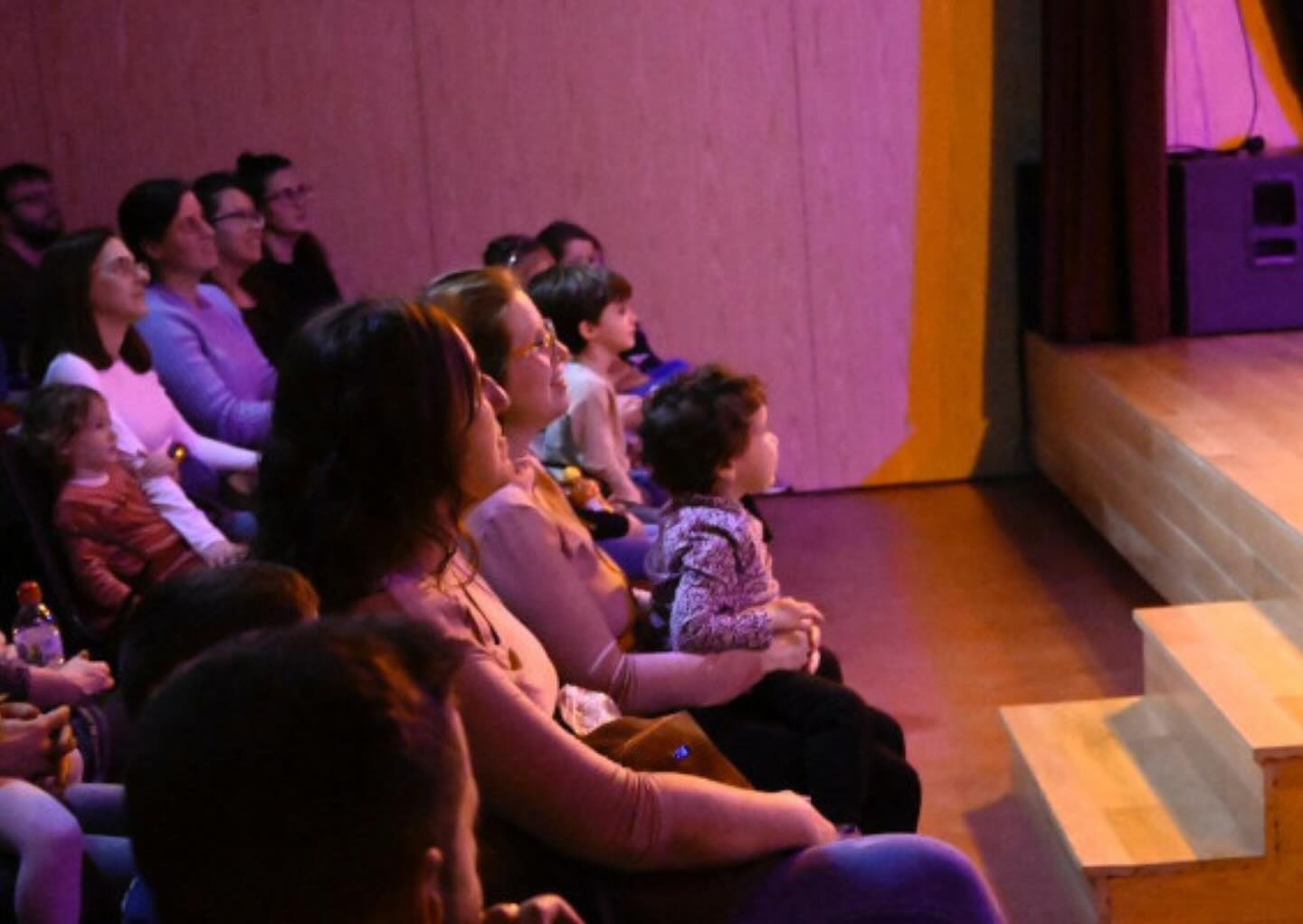 Al mes de #novembre, més teatre familiar que mai! Et deixem per aquí la programació👇

🏴‍☠️ LES PIRATES DE TERRA ENDINS, de @la.companyia.sgratta (+ 6 anys)
🗓️ Diumenge 2 de novembre, 12 h
📍 Sala Ramon Romagosa
👉 Té com a protagonistes a dues germanes que, a través d’un misteriós bagul, coneixeran històries de dones pirates reals.

🫧BABY ESPHERIC, de la companyia @aboonteatre (de 0 a 3 anys)
🗓️ Diumenge 9 de novembre, 12 h
📍 Auditori de Sant Ildefons
👉 Amb gestos, materials i música, l’obra fa un divertit viatge per a redescobrir el planeta des de la mirada d’un nadó.

🎻REBOBINA, de la @ciacapgira (+ 5 anys)
🗓️ Diumenge 30 de novembre, 12 h
📍 Sala Padró
👉 Tres treballadors del teatre es troben un clarinet, un violoncel i un violí, i iniciaran un viatge que els transportarà a través de la història de la música interpretant grans temes de diverses èpoques.

🎫🎫 Preu d’entrada reduït amb la compra online. Fes clic a l’enllaç del perfil!
entradescornella.es

#queferambnens #queferenfamilia #cornellaescenica #culturacornella #cultura #cornellà #cornella #cornellàdellobregat #cornelladellobregat #ajuntamentcornella #queferacornella