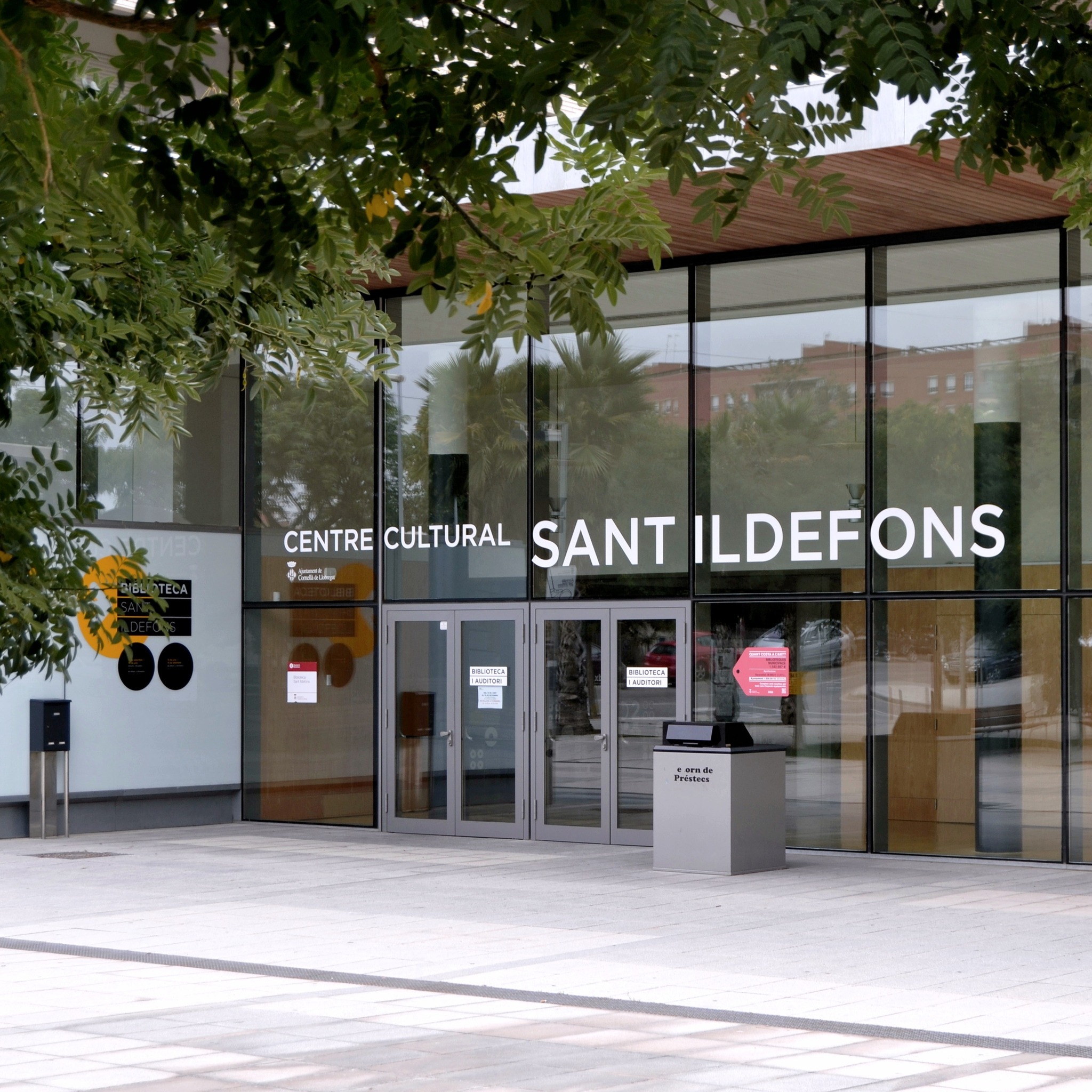 Cornellà ret homenatge a la seva història democràtica🏛️ 

El Centre Cultural Sant Ildefons passa a dir-se Espai Cultural Frederic Prieto, en reconeixement al primer alcalde democràtic de la ciutat.

👉 L’acte de descoberta de la placa es va celebrar durant les festes del barri de Sant Ildefons, com a tribut a qui va dedicar la seva vida a la defensa dels drets socials, la participació ciutadana i la millora de Cornellà.

📚 L’equipament, inaugurat l’any 2013, acull la Biblioteca i l’Auditori de Sant Ildefons, i se suma a altres espais de la ciutat que porten el nom de persones que han deixat una empremta profunda en la vida cultural i comunitària.

💬 “Frederic Prieto va ser un referent de compromís, diàleg i democràcia. Avui, el seu nom continuarà inspirant les generacions futures.”

👉Més info, a la descripció del nostre perfil! 

#Cornellà #EspaiCulturalFredericPrieto #MemòriaHistòrica #CulturaViva #CornellàÉsCultura #Homenatge #ParticipacióCiutadana #HistòriaLocal