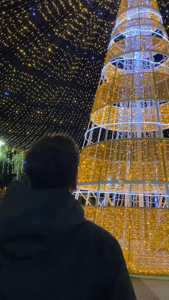 ✨Ja podem recórrer els racons il·luminats de la nostra ciutat ✨ Moments plens de màgia i il·lusió per viure amb els nostres estimats i crear records inoblidables.

La ciutat aposta novament per la sostenibilitat i l’eficiència energètica amb un total de 1.430 decoracions i 617.345 punts lluminosos, que evidencien un augment del 50% respecte de 2024.

Totes les decoracions estan elaborades amb materials biodegradables, com ampolles d’aigua reciclades o canya de sucre, cosa que permet reduir fins a un 80% l’ús d’alumini. A més, moltes de les peces incorporen efectes d’animació —flash, xled o stars— i la seva estructura acolorida fa que també decorin de dia, aportant color i dinamisme, i portant la màgia nadalenca més enllà de la nit. 

L’enllumenat nadalenc s’ha col·locat en uns 50 carrers de la ciutat, aquells amb més tradició comercial, acompanyat de divuit figures decoratives de grans dimensions repartides pels diferents barris: un trenet, cinc fanalets gegants, dos arcs daurats, una bola gegant i diversos arbres de Nadal. 

A més, hi ha set figures del Mag Maginet, vuit arbres dels desitjos de la Fada Ondina, i set bústies reials on els infants poden enviar les cartes per als Reis.

#cornella #Cornellà #cornelladellobregat #cornellàdellobregat #baixllobregat #ajuntamentcornella #queferacornella #nadal2025🎄 #nadalacornella