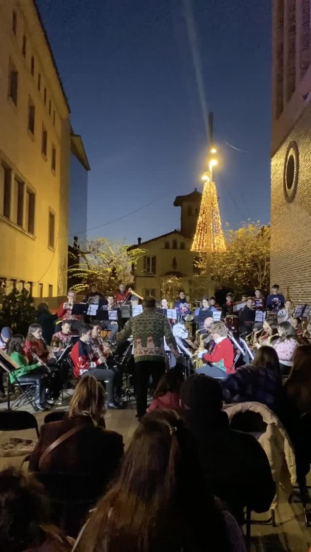 🌟 Així s’ha viscut la Fira de Santa Llúcia 2025 a #Cornellà! La plaça de l’Església s'ha omplert aquest cap de setmana de paradetes, tradició, música i un molt bon ambient nadalenc🎄🎄

🎄🎄 Quina ha sigut la teva paradeta o moment preferit de la fira? Explica'ns-ho als comentaris!👇

#firadesantallucia #santalluciacornella #nadal #nadal2025 #nadalcornella #queferacornella #cornella #cornelladellobregat