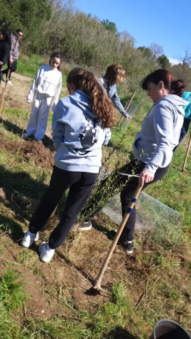 Cornellà ha tornat a celebrar la Festa del Riu 🌿 

Aquest matí, l’entorn del riu Llobregat s’ha omplert de vida amb l'11a Festa del Riu, una jornada familiar i mediambiental per recordar la importància de cuidar el nostre entorn natural.

Durant el matí, veïns i famílies han pogut gaudir de diverses activitats per a totes les edats:
🚴 pedalada popular
🌱 plantació d’arbres i arbustos
🧗 rocòdrom i tirolina
🔬 tallers naturalistes i activitats de ciència ambiental
🚶 itineraris pel voltant del riu

Enguany també s’han incorporat novetats com el mostreig de la qualitat de l’aigua del Llobregat i la detecció de microplàstics, posant el focus en la protecció del medi natural.

La Festa del Riu no només commemora el Dia Mundial de l’Aigua, sinó que també recorda el paper fonamental que el Llobregat ha tingut en la història i el desenvolupament de Cornellà.

💚 Un espai natural que avui és patrimoni de tota la ciutadania i un lloc per gaudir, aprendre i cuidar entre tots.

Hi has participat aquest any a la Festa del Riu? Explica’ns la teva experiència als comentaris! 👇

#Cornellà #FestaDelRiu #RiuLlobregat #DiaMundialDeLAigua #CornellàDeLlobregat MediAmbient Natura ActivitatsFamiliar