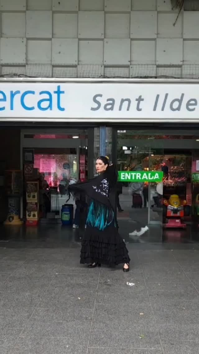 El porxo de Sant Ildefons va acollir una flashmob de flamenc plena d’art, ritme i cultura al carrer 🪭💃🏼

Un petit resum d’una actuació que va apropar el flamenc a la ciutadania des de la proximitat i l’emoció.

#Cornellà #Flamenco #CulturaAlCarrer #ArtEnViu #CornellàDeLlobregat @festflamencocat