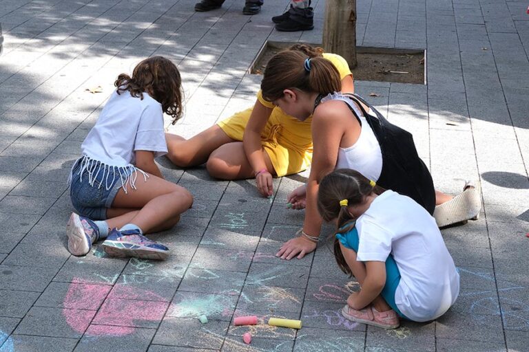 Cornellà celebra la natura aquest diumenge 31 de maig! 🌿
El parc de Rosa Sensat s'omple de vida per donar la benvinguda al nou eix verd central que uneix Almeda i Can Mercader, i per celebrar els deu anys del projecte Cornellà Natura.

Un matí ple d'activitats gratuïtes per a tota la família 👇

🐛 El món dels artròpodes
🏡 Creació d'hotels d'insectes
🐦 Construcció de caixes niu
🌱 Plantem plantes adaptades al canvi climàtic
🎨 Pintem junts un mural
🥦 Hort al balcó
🍂 Art amb materials de la natura
🎒 La Jugateca viatgera

I també hi finalitza la XX Festa de la Bicicleta, que surt de la plaça de l'Església a les 9.15 h i arriba al parc a les 11.15 h.

📅 Diumenge 31 de maig
🕐 D'11.30 a 13.30 h
📍 Parc de Rosa Sensat

Més info, a la descripció del nostre perfil!

#queferacornella #cornelladellobregat #cornella #ajuntamentdecornella #festadelanatura #cornellanatura #eixverd #mobilitatsostenible