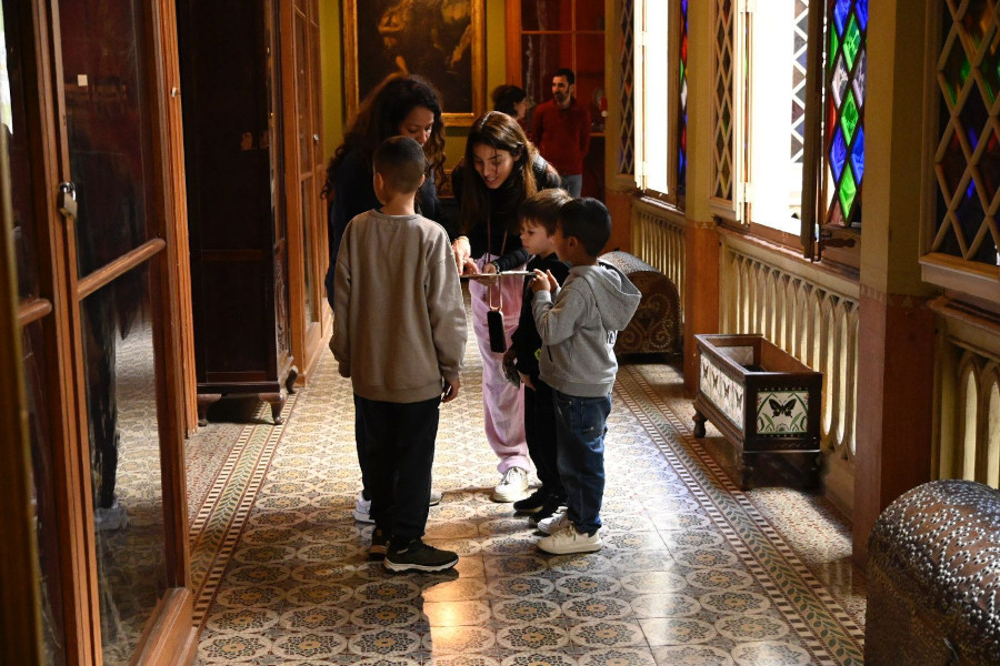 El clàssic joc detectivesc pren vida aquest diumenge al Museu Palau Mercader! 🔍
Crim al Palau Mercader és una experiència immersiva a mida real on tu i el teu equip us convertireu en detectius per resoldre un misteri entre les sales del Palau.
 
Qui és el culpable? On s'ha comès el crim? Amb quina arma? Haureu de col·laborar, observar i raonar per descobrir-ho.

Una activitat gratuïta, perfecta per a famílies i grups d'amics, a càrrec de Tot Jugar.

👥 Per a equips de 2 a 4 persones
⏱️ Durada: 1 hora
🔞 A partir de 8 anys
🎟️ Activitat gratuïta
📅 Diumenge 31 de maig
🕐 Tres passis: 10 h, 11.15 h i 12.30 h
📍 Museu Palau Mercader

No et quedis sense plaça — inscriu-te ara! ⚠️
📧 patrimonireserves@aj-cornella.cat
☎️ 93 474 51 35 (de dilluns a divendres, de 9.30 a 14 h)

#queferacornella #cornelladellobregat #cornella #ajuntamentdecornella #crimalpalaumerCader #cluedo #totjugar #patrimoni @museuscornella