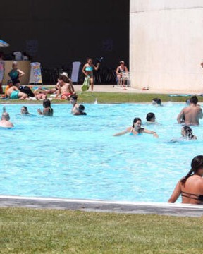 💧 Ja han obert les piscines exteriors de Cornellà.

La temporada d’estiu ja ha començat a les piscines municipals exteriors del PELL i de Can Mercader.

Un espai per refrescar-te, relaxar-te i gaudir de l’estiu a Cornellà, amb servei de préstec de gandules i control digital d’accessos i aforament.

📅 Del 15 de juny al 6 de setembre
🕘 Cada dia, de 10.30 h a 19.15 h
📍 PELL i Can Mercader
🎟️ Tarifes i abonaments disponibles
⚠️ Tancament de portes a les 19.30 h

⚠️ Important: del 15 de juny al 31 de juliol, els matins de dilluns a divendres hi haurà casals i campus, que tindran prioritat i poden ocupar bona part de l’aforament.

També hi haurà préstec de gandules, amb prioritat per a famílies amb nadons, dones embarassades, persones grans i persones amb mobilitat reduïda.

Consulta les normes d’ús abans d’anar-hi i prepara la capbussada més esperada de l’any.

Guarda aquest post per tenir els horaris a mà.

#queferacornella #cornelladellobregat #cornella #planscornella @parcesportiu_canmercader