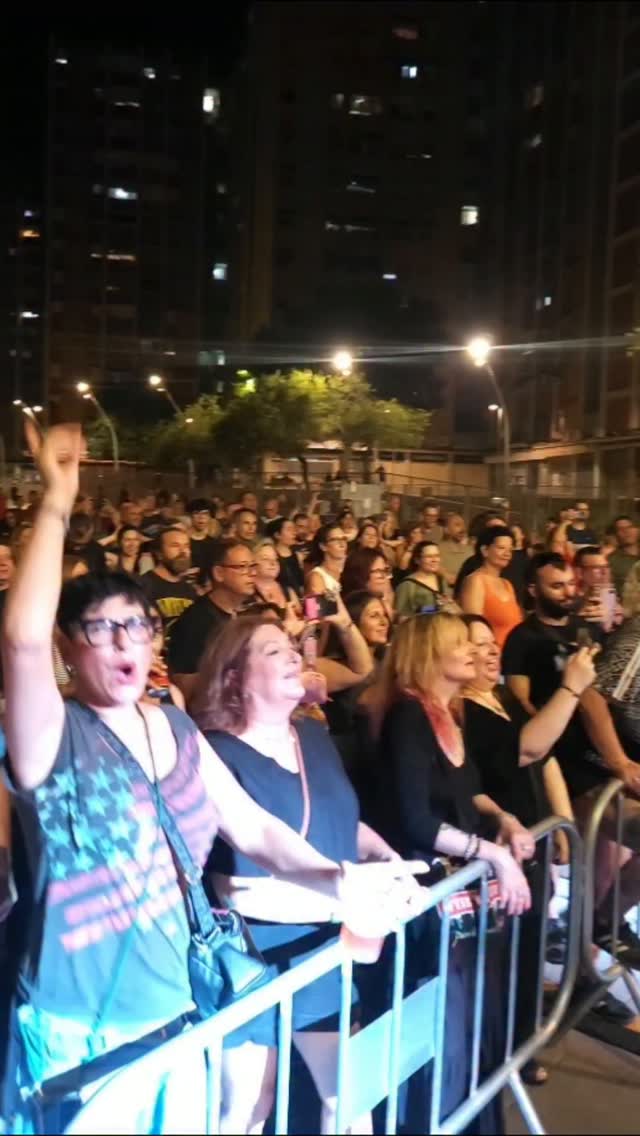 Les Nits d’Estiu van tornar a omplir Cornellà de música i bon ambient.🎶 

📍 La plaça de la Verge del Pilar va acollir una gran nit on el públic va gaudir d’una sessió de DJ @djpinyi amb els grans èxits dels anys 90 i d’un intens tribut a Héroes del Silencio @derivashomenajeheroesdsilencio que va fer cantar i emocionar persones de diferents generacions.

Gràcies a totes les persones que vau compartir aquesta vetllada d’estiu. Ens retrobem a les pròximes activitats de Les Nits d’Estiu!
 
#Cornellà #LesNitsdEstiu #EstiuACornellà #MúsicaEnDirecte #TributHéroesDelSilencio