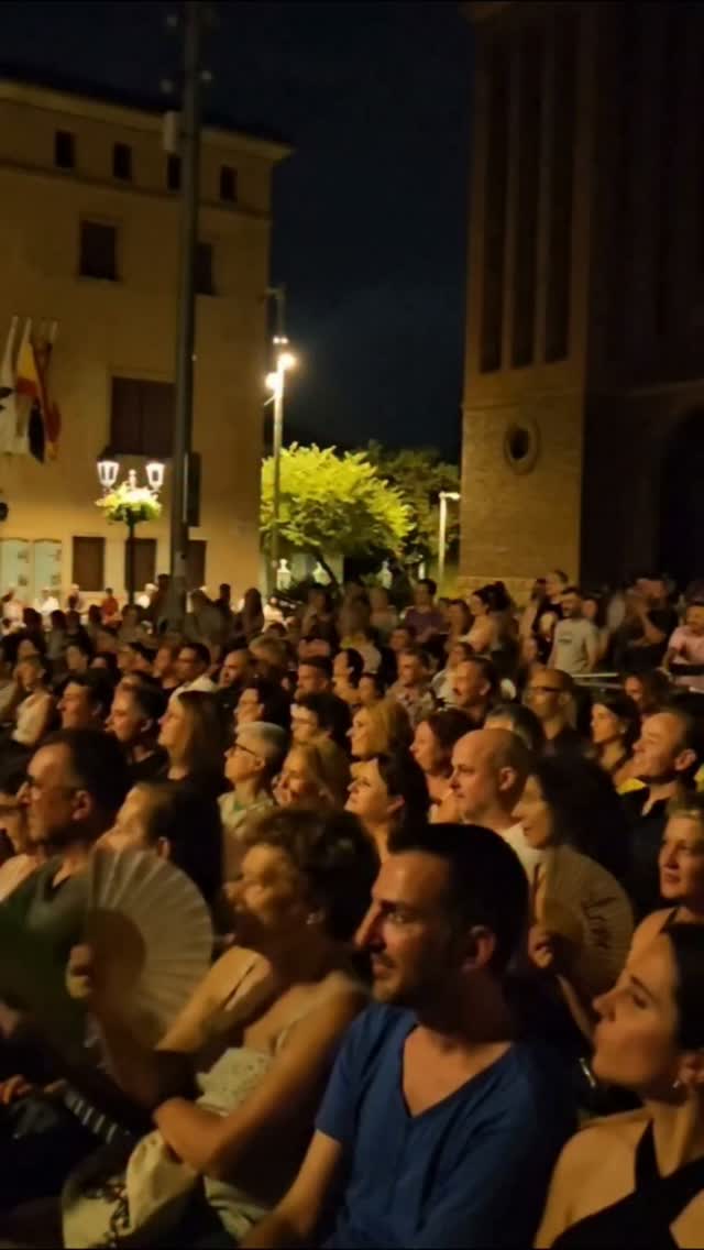 La plaça de l’Església ha acollit aquesta nit una nova vetllada de comèdia 😂 amb Txabi Franquesa.

Una nit plena d’humor i rialles que ha reunit el públic per gaudir de la comèdia en directe i del bon ambient d’estiu.

#QuèFerACornellà #CornellàDeLlobregat #Comèdia #Humor NitsdEstiu @txabifranquesa