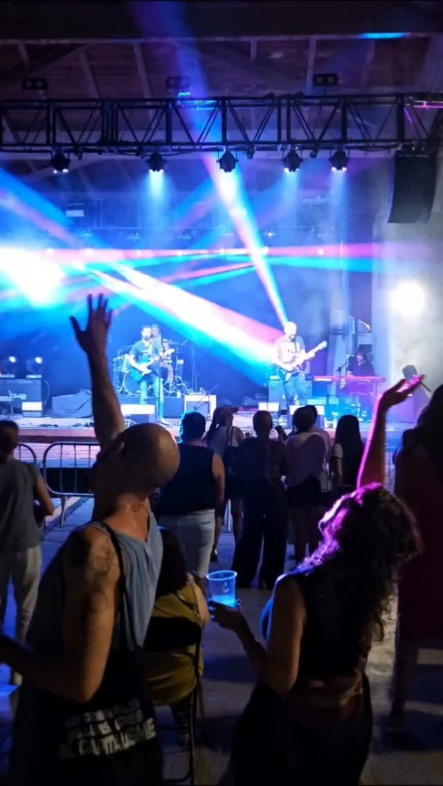 Cornellà ha viscut una nova vetllada de Tributs: 🎶 Generacions en escena amb el Vespreig 80’s de DJ Pinyi i La Noche 80era, tribut a La Movida.

Una tarda de música, records i grans èxits dels anys 80 que ha omplert la jornada de ritme i bon ambient 💃🎤

#QuèFerACornellà #CornellàDeLlobregat #GeneracionsEnEscena #LaNoche80era #LaMovida Música Anys80 @djpinyi