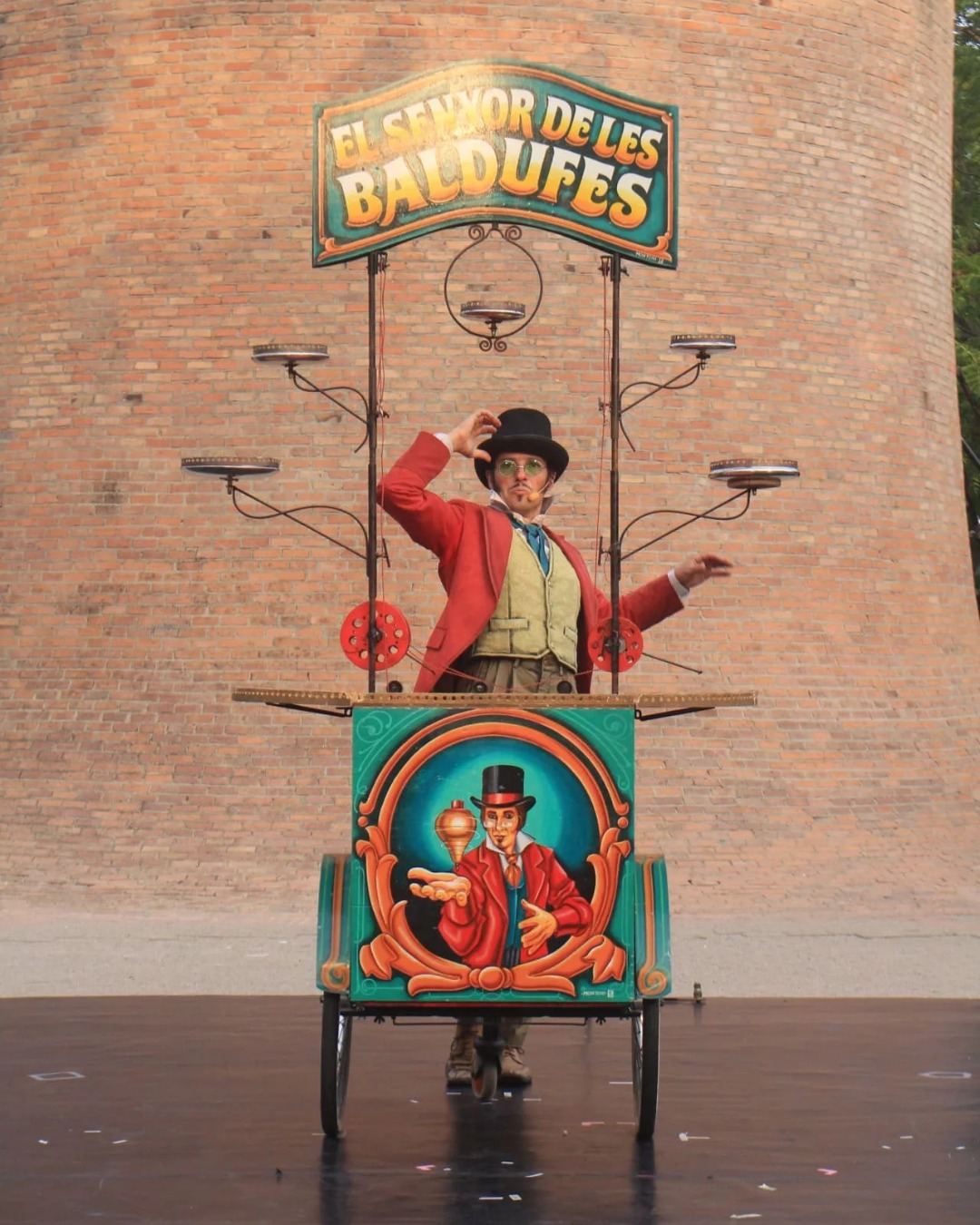 🎭👧 “A peu d’Escena, Menuts” arriba a la recta final amb tres espectacles infantils a les places del barri #SantIldefons! 

♦️ “El senyor de les baldufes”, el diumenge 13 de setembre, a les 12 h, a la plaça Verge del Pilar
El senyor de les baldufes ve de llocs desconeguts a presentar-nos el seu univers de baldufes.

🐿️ “Projecte Animàlia”, el diumenge 27 de setembre, a les 12 h, a la plaça de Galícia
És la història dels animals que viuen al bosc de Riudolç, amanit amb cançons i endevinalles.

🤡 Espectacle de #pallassos, el diumenge 11 d'octubre, a les 12 h, a la plaça d'Europa
En pallasso Sabanni arribarà disposat a veure un espectacle tot i ser ell el responsable d’actuar!

Tots tres espectacles són d'entrada ✨lliure i gratuïta✨
🔗Més info a l'enllaç del perfil!

#apeudescenacornella #cornella #culturacornella