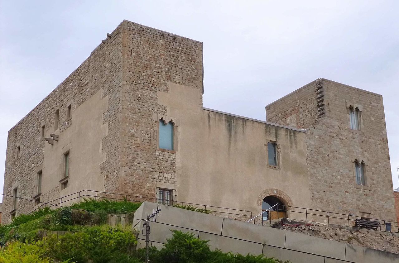 Vols descobrir la història del Castell de Cornellà? 🏰
Aquest diumenge, el Castell 🏰 obre les portes per conèixer de prop l’edifici més antic de la ciutat i descobrir la seva història i característiques dins del context de Cornellà.

La visita, a càrrec de la companyia KuanUm!, incorporarà les últimes novetats descobertes pels historiadors Joan i Josep Fernàndez i inclourà un recorregut per les restes arqueològiques.

📅 Diumenge 20 de setembre
🕘 11 h
📍 Castell de Cornellà
⏱️ Durada: 1 hora i 30 minuts
🎟️ Activitat gratuïta amb inscripció prèvia
📩 patrimonireserves@aj-cornella.cat
☎️ 93 474 51 35, de dilluns a divendres, de 9.30 a 14 h
⚠️ Les inscripcions ja estan obertes.

No et quedis sense plaça i aprofita l’oportunitat per descobrir una part de la història de Cornellà. 

#queferacornella #cornelladellobregat #cornella #culturacornella #patrimoni #castelldecornella #historialocal #planscornella #baixllobregat @museuscornella