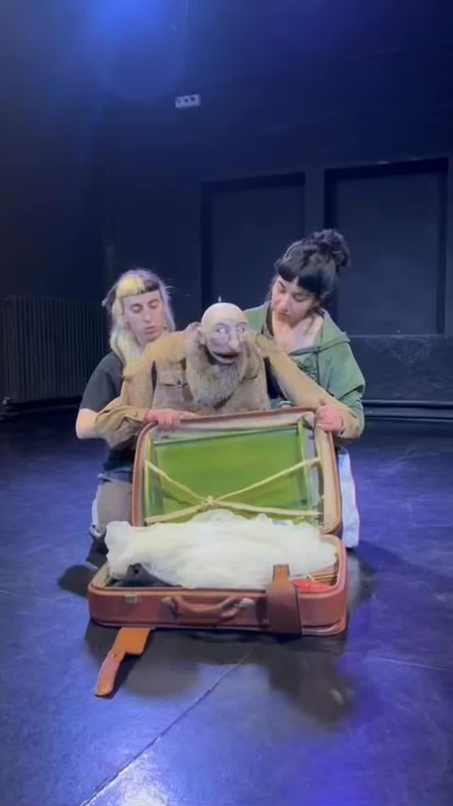 🎭🧳 CATERINA és la història d’una àvia que és incapaç de donar alguns dels seus objectes que l’han acompanyat en els moments més importants de la seva vida. Un bonic homenatge a les àvies i a totes les seves experiències viscudes ❤️‍🩹

🎫Entrades a l’enllaç del perfil!🔗☝️

#queferacornella #cornellaescena #culturacornella #cornella #cornelladellobregat