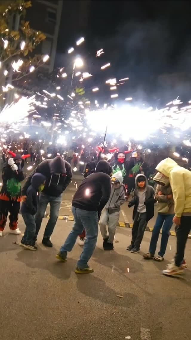 Sant Ildefons viu una nit de foc, gastronomia i música! 🔥

🔥 El correfoc ha omplert els carrers de foc i tradició.
🍷 La 9a Sant Vildefons ha portat la gastronomia i el vi a la festa.
🎸 I la música ha posat ritme a la nit!

🎉 Encara queden dos dies per continuar gaudint de les festes de Sant Ildefons!

#CornellàDeLlobregat #SantIldefons #festesdebarri 
@fomentculturacornella @santildefons @pajarosmojadosmusica @djpinyi