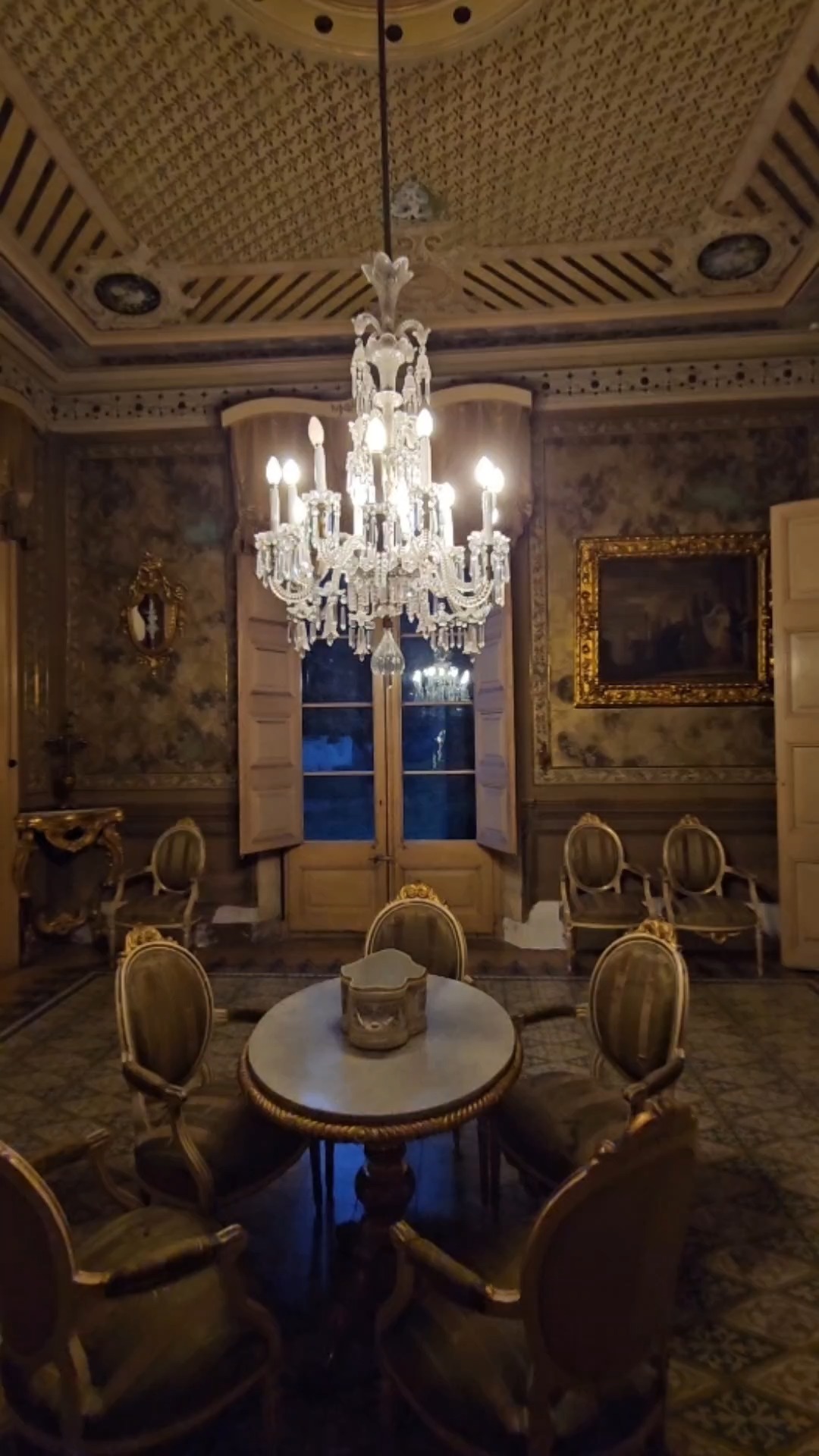 Aquest 16 de maig, el Museu Palau Mercader obre les seves portes… de nit.

Us agradaria descobrir qui va ser Isabel Llorach? Rosa Pou i Verònica Bas protagonitzaran una escena imaginària entre la comtessa i Lina Pozzali, comtessa de Bell-lloc, al seu Palau. 

Una oportunitat única per descobrir el museu des d’una altra mirada: més íntima, més sorprenent.

🕯️ Visites lliures a la planta noble 
🌿 Tallers sensorials amb aromes i memòria
🎨 Portes obertes a les exposicions

Tot en un ambient nocturn que transforma l’experiència cultural.

⏳ De 19 a 00.30 h
📍 Museu Palau Mercader

💡 I també activitats especials al Museu de les Aigües!

⚠️ Algunes activitats requereixen inscripció prèvia
👉 No et quedis sense plaça

Inscriu-et és una activitat gratuïta, enviant un correu 📧 a patrimonireserves@aj-cornella.cat o trucant al 🤳🏻 93 474 51 35, de dilluns a divendres, de 9.30 a 14 h. 

💬 T’atreveixes a viure el museu de nit?

T’expliquem tot a l’enllaç de la bio 👆!

#Cornellà #NitDelsMuseus #Cultura #Museus #PlansCulturals #CornellàDeLlobregat  @museuscornella