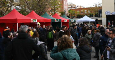 Cornellà de Llobregat organitza la Fira del Llibre i la rosa per celebrar Sant Jordi.