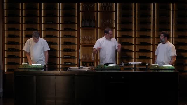 🎭👨‍🍳 "Un menú tancat" està sent tot un èxit als teatres de Barcelona, i Cornellà no podia ser menys! 😎😌 El pròxim diumenge 27 d'abril descobrirem la història d'aquests tres amics, una comèdia que té el punt de partida a una cuina. Què podria sortir malament? 👨‍🍳👨‍🍳

🗓️ Diumenge 27 d’abril, a les 19 h
📍 L'Auditori de Cornellà @auditcornella 

#cornellaescenica #cornellà #cornella #cornellàdellobregat #cornelladellobregat #ajuntamentcornella #queferacornella #culturacornella #queferenfamilia
