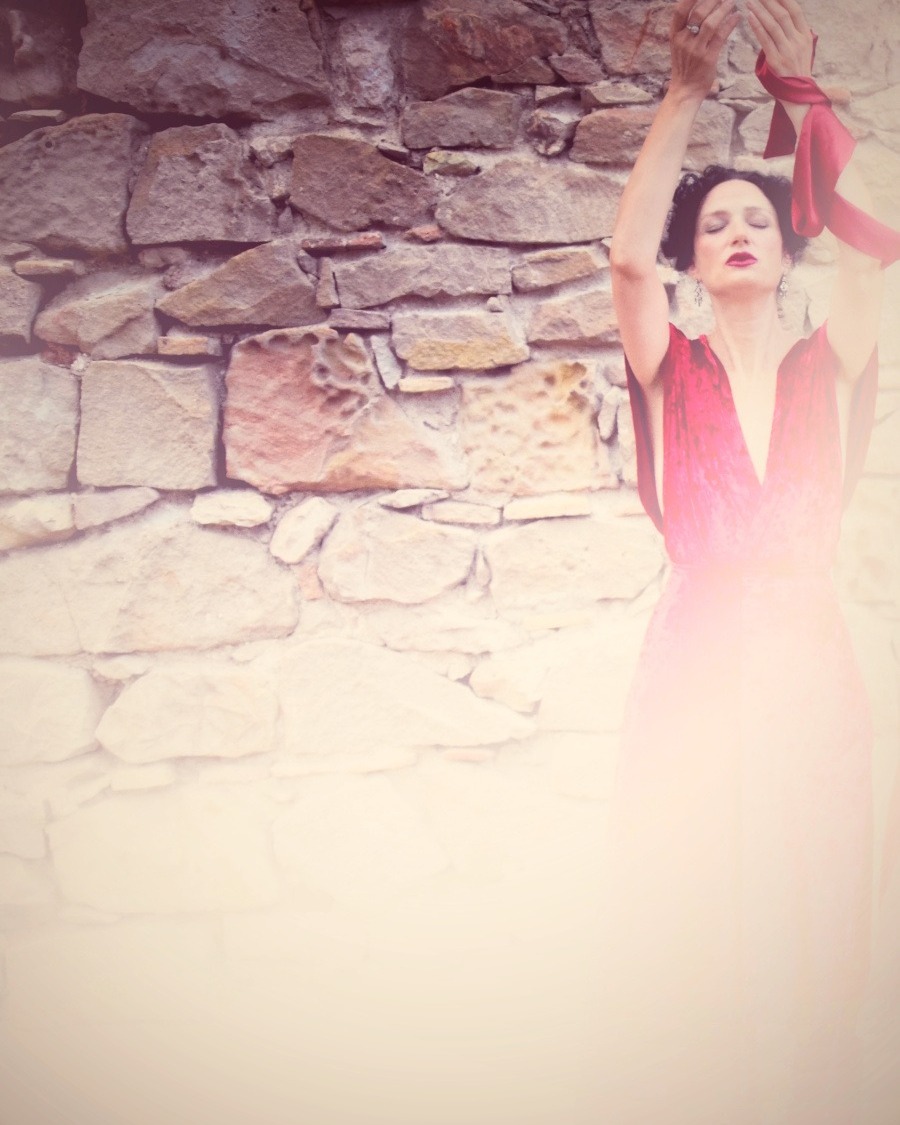 Nova exposició al Castell de Cornellà
El Castell es transforma en un espai viu amb “Anima Mea”, una proposta artística única de Gema Pinedo de Pedro i Leonor Ivanna.
Una experiència immersiva on diferents disciplines dialoguen:

🖌️ Pintura i dibuix
🗿 Escultura i instal·lació
💍 Joieria contemporània
📸 Fotografia i vídeo

Tot connectat amb la música, la dansa i el teatre per explorar allò més essencial: la vida, la mort i l’ànima humana.

💡 Una exposició per mirar, sentir i reflexionar.
📅 Del 30 d’abril al 25 de maig
📍 Castell de Cornellà de Llobregat

🎉 Inauguració:
🗓️ 30 d’abril | 🕖 19 h
Amb la presència de les artistes
🔸 Activitats destacades
📌 7 de maig, 19 h
Taula rodona: Les imbricacions de l’art contemporani
📌 17 de maig, 12 h
Visita guiada amb les artistes

⚠️ Activitats amb inscripció prèvia
📞 93 474 51 35
📩 patrimonireserves@aj-cornella.cat

💬 T’atreveixes a viure l’art des d’una altra perspectiva?

👉 Més informació a queferacornella.cat

#Cornellà #ArtContemporani #Exposició #Cultura #CastellDeCornellà #AnimaMea #PlansCulturals