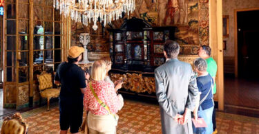 Sessió teatralitzada de Senyores i Minyones' al Museu Palau Mercader de Cornellà de Llobregat.