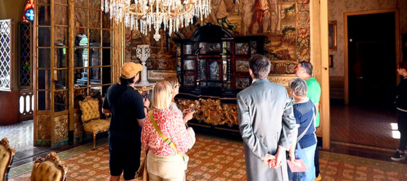 Sessió teatralitzada de Senyores i Minyones' al Museu Palau Mercader de Cornellà de Llobregat.