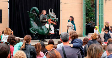 Teatre familiar a Cornellà de Llobregat en relació amb Sant Jordi i amb la programació del Cornellà Escènica.