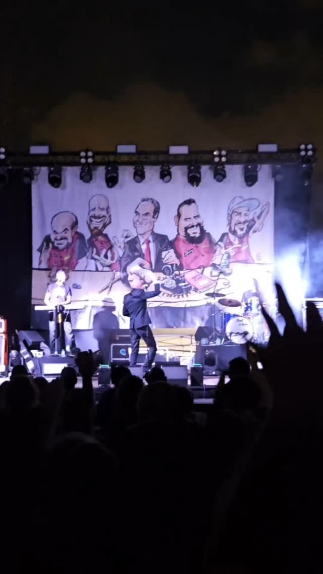 Ha acabat el concert d’Hotel Cochambre al Parc de Can Mercader… i ha estat brutal! 🔥
Hem cantat, ballat i rigut com mai. 🎸💃🕺

Gràcies a tots per omplir Cornellà de música i energia aquesta nit. 💛

Ja estem desitjant la pròxima Nit d’Estiu. 🌙
A l’enllaç de la bio 👆 trobaràs les propostes. 

Comparteix les teves fotos 📸 i etiqueta’ns. Així tots serem protagonistes 🤩

#nitsestiucornella #nitsestiucornella2025 #NitsdEstiu #Cornellà #HotelCochambre #Concerts #Records #Estiu2025 #MúsicaEnViu #AraMateix #ViuCornellà @hotelcochambre #queferacornella #culturacornella @aj.cornella
