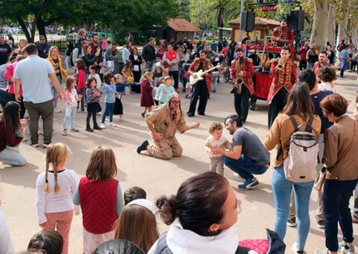 🤡Aquest diumenge, tots/es cap al Can Mercader perquè tenim una gran cita amb els pallassos i pallasses més delirants que hem vist mai! 🍃Les actuacions seran gratuïtes i a l’aire lliure.🍃
🗓️ Diumenge 26 d’octubre, de 10:30 h a 13:30 h
📍 Parc de Can Mercader

A l’enllaç🔗 del perfil i al @aj.cornella podràs trobar una graella d’horaris i activitats per a la jornada 🤡

#pallassos #circ #festivaldepallassoscornella #fipcornella #culturacornella #cultura #cornellà #cornella #cornellàdellobregat #cornelladellobregat #ajuntamentcornella #queferacornella #queferenfamilia