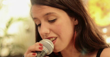 Raquel Lúa actua a la Sala Ramon Romagosa de Cornellà de Llobregat.