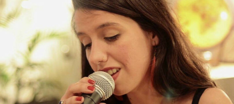 Raquel Lúa actua a la Sala Ramon Romagosa de Cornellà de Llobregat.