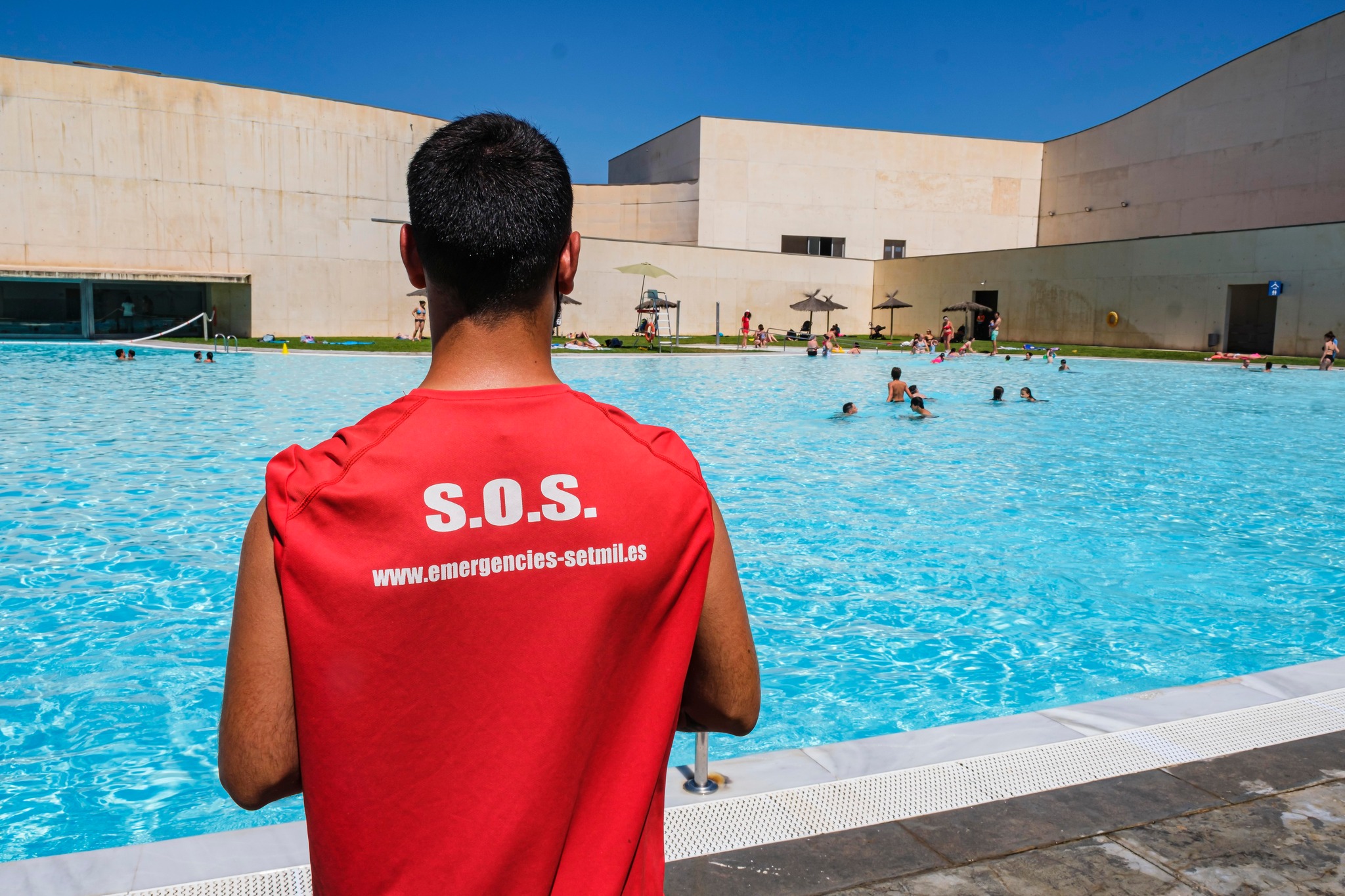 Torna la temporada de piscines exteriors a Cornellà💧 
A partir del 15 de juny, les piscines municipals exteriors del PELL i de Can Mercader obren per donar la benvinguda a l’estiu.

Un pla perfecte per refrescar-se, relaxar-se i gaudir de la capbussada més esperada de l’any sense sortir de Cornellà.

📅 Del 15 de juny al 6 de setembre
🕘 Cada dia, de 10.30 a 19.15 h
📍 Piscines exteriors del PELL i de Can Mercader
🎟️ Tarifes i abonaments disponibles per a diferents públics
⚠️ Tancament de portes: 19.30 h

També torna el servei de préstec de gandules, amb punts habilitats per a la recollida i devolució. Tindran prioritat les famílies amb nadons, dones embarassades, persones grans i persones amb mobilitat reduïda.

⚠️ Important: del 15 de juny al 31 de juliol, els matins de dilluns a divendres hi haurà casals i campus, que tindran prioritat i ocuparan bona part de l’aforament permès.

Abans d’anar-hi, consulta les normes d’ús i les tarifes.

Guarda aquest post per tenir la info a mà.

👉https://bit.ly/4vEoQaY 

#queferacornella #cornelladellobregat #cornella #planscornella #piscinescornella #estiucornella #baixllobregat #oci #plansambnens #agenda @parcesportiu_canmercader
