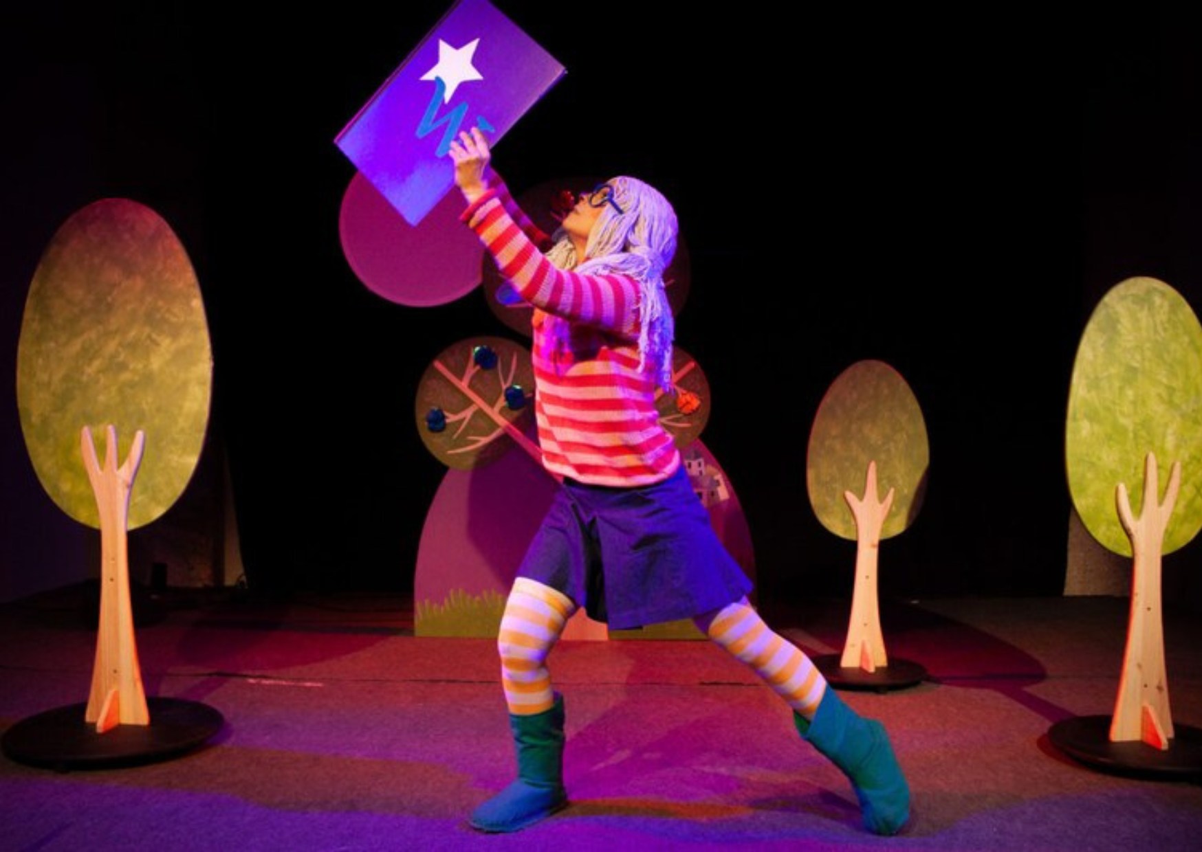 🎭 "A PEU D'ESCENA": l'Ajuntament de Cornellà (@aj.cornella) presenta un nou projecte cultural! “A peu d’escena” neix amb la voluntat d’apropar les arts escèniques a tothom, traient-les dels espais tancats i portant-les a l’espai públic👏🩰

✨L’objectiu és oferir una programació gratuïta, diversa i de qualitat a l’espai públic, convertint-lo en un espai de trobada, expressió i convivència.
✨Alhora, el projecte vol donar suport a les companyies locals i emergents i promoure la construcció de comunitat a través de valors com la inclusió, l’equitat i la creativitat.

👇El projecte s'estrena amb “Menuts”, que posa el focus en el públic familiar i infantil👇

💃 CONTES AMB BATEC DE FLAMENC, el dijous 21 de maig, a les 17:30 h, al porxo de la Biblioteca Clara Campoamor @bibscornella
💃 LOCURA FLAMENCA, el dissabte 23 de maig, a les 12 h, plaça del Pilar
🎭 CHEF NATURE, el diumenge 24 de maig, a les 12 h, a la Plaça del Pallars

Tots els espectacles són gratuïts✨
📝Més informació a l'enllaç del perfil☝️

#apeudescenacornella #cornella #cornelladellobregat #ajuntamentdecornelladellobregat #culturacornella