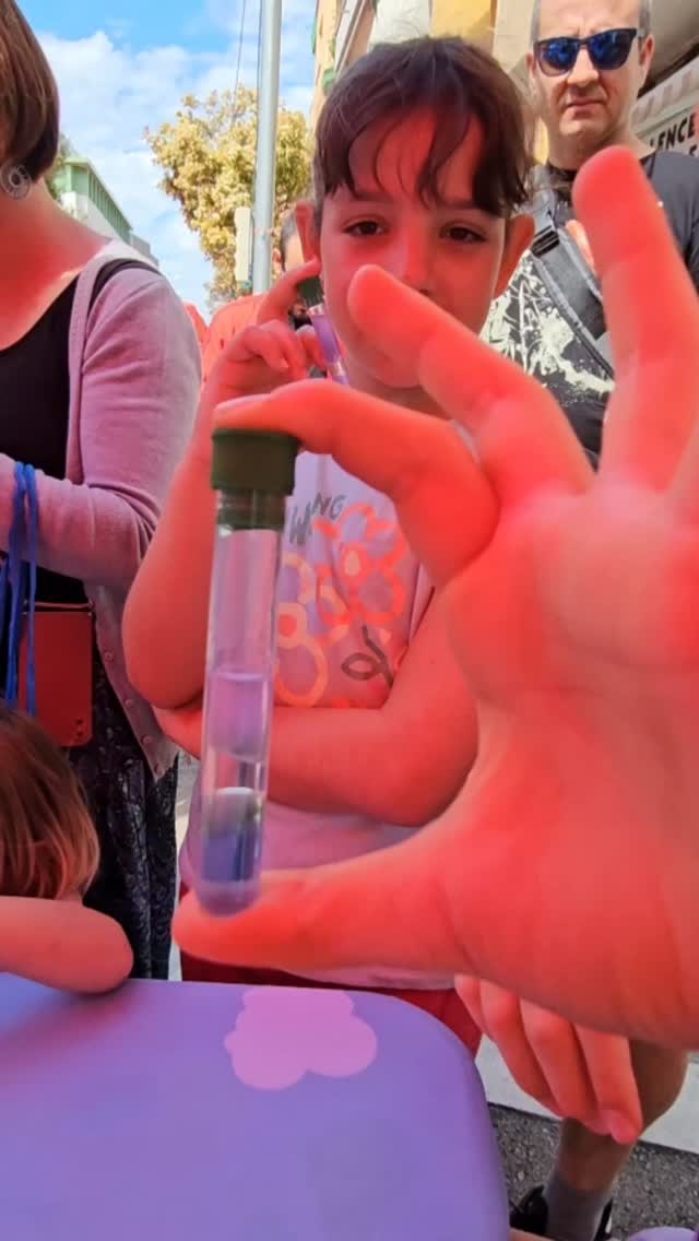 Cornellà aposta per la creativitat, la innovació i el talent des de l’espai públic.🚀

Aquest cap de setmana, el carrer de la Miranda s’ha convertit en un escenari viu on la ciència i la tecnologia han sortit al carrer per apropar-se a la ciutadania d’una manera participativa, educativa i accessible.

🔬 Infants experimentant amb les seves pròpies mans
🤖 Descobrint la tecnologia a través del joc
🎨 Explorant noves formes de crear amb intel·ligència artificial
🧠 Aprenent matemàtiques d’una manera diferent

Una jornada pensada per despertar vocacions, fomentar la curiositat i demostrar que la ciència pot ser una experiència compartida i divertida.

👨‍👩‍👧‍👦 Famílies, infants i adults han gaudit d’un espai de convivència que reforça els vincles, promou l’aprenentatge col·lectiu i dona valor a l’espai públic com a punt de trobada.

👉 Més informació a queferacornella.cat

#Cornellà #queferacornella #enfamilia #queferambnens