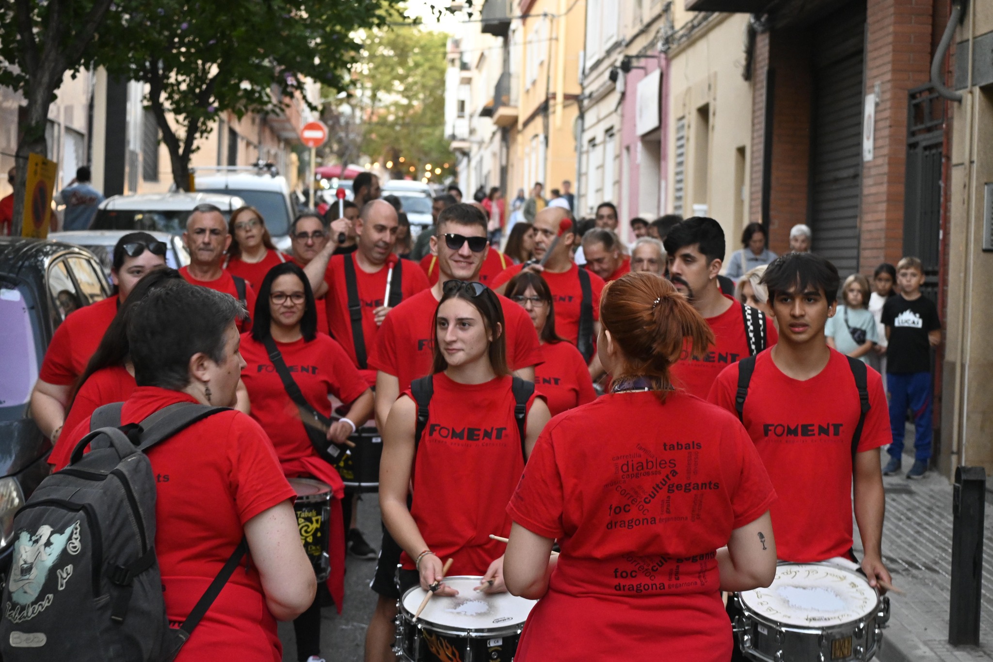 Les festes del Pedró tornen del 24 al 28 de setembre 🎉

El barri celebra cinc dies de festa amb una programació variada per a totes les edats, coincidint amb la commemoració de Sant Miquel. 

Les activitats començaran dijous 24 amb el pregó a Can Bagaria i continuaran durant tot el cap de setmana amb correfocs, tallers familiars, cercavila amb gegants, música, castells, balls, havaneres i altres propostes.

La plaça del Pallars i Can Bagaria concentraran bona part de les activitats, que també arribaran a altres espais del barri com la plaça del Trinquis.

Les festes són possibles gràcies a la implicació de les entitats que formen part de la Comissió de Festes i que, un any més, omplen el Pedró de cultura, participació i vida comunitària.

Consulta la programació i vine a gaudir de les festes del Pedró!
👉 Guarda aquest post i envia’l a qui s’hi apuntaria!

#queferacornella #cornelladellobregat #cornella #ajuntamentdecornella #ElPedró #festesdebarri #culturapopular #Cornellà @associaciobarripadro