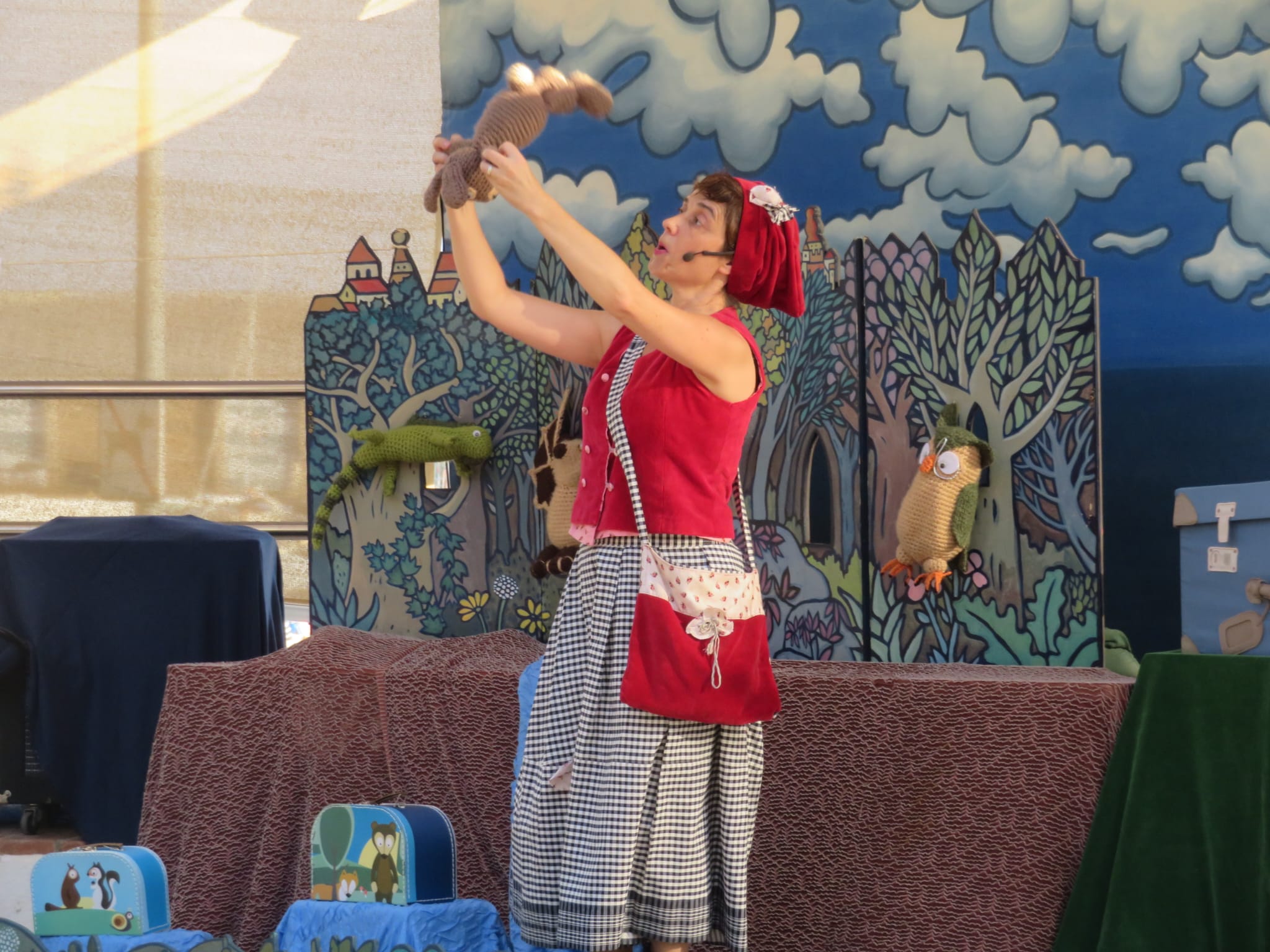 🎭👧 Recorda que encara tenim més “A peu d’Escena, Menuts” als barris de #Gavarra i de #SantIldefons! 

🐿️ “Projecte Animàlia”, el diumenge 27 de setembre, a les 12h, a la plaça de Galícia
És la història dels animals que viuen al bosc de Riudolç, amanit amb cançons i endevinalles. Dirigit a nadons de fins a 3 anys. 

🤡 Espectacle de #pallassos, el diumenge 11 d'octubre, a les 12h, a la plaça d'Europa
En pallasso Sabanni arribarà disposat a veure un espectacle tot i ser ell el responsable d’actuar!

I el millor? Que tots dos són d'entrada lliure i gratuïta✌️👏
🔗Més info a l'enllaç del perfil

#apeudescenacornella #cornelladellobregat